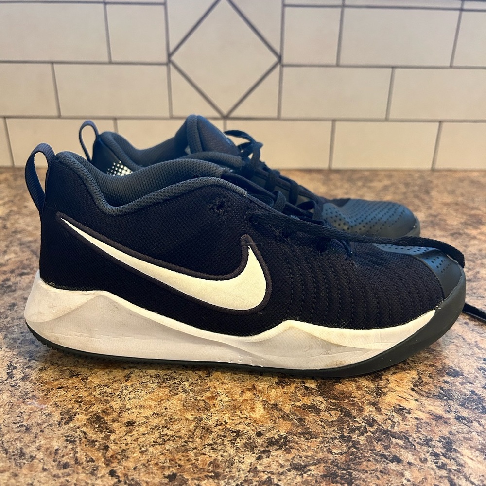 Nike Team Hustle Quick 2, 6Y, Wmns 7.5